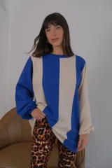 Buzo de viscosa con diseño a rayas verticales rojas y beige, mangas largas abullonadas con puños elastizados.