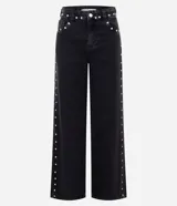 Pantalón wide leg de denim negro con acabado desgastado, tiro medio y aplicación de tachas metálicas a lo largo de los laterales.