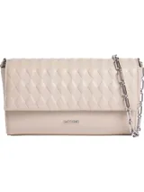 Cartera tipo sobre o clutch de Calvin Klein, color beige claro, con diseño acolchado de rombos en la solapa y cuerpo liso. Posee correa de cadena metálica plateada y logo metálico grabado en la parte frontal.