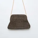 Bolso tipo sobre de estructura rígida, tejido en fibras naturales con un patrón de color marrón y negro. Cuenta con una cadena metálica dorada fina como correa.