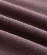 Camisa polo de manga corta confeccionada en algodón, con cuello en V y detalles en color contrastante en el cuello y los puños. Presenta un diseño de tejido en media malla, ofreciendo una textura suave y transpirable.