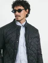 Camisa de tejido Oxford con cuello button-down, manga larga y bolsillo frontal. Presenta botones al tono y un corte clásico.