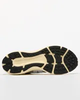 Championes de running Veja modelo Condor 3 ADV, con diseño técnico en tonos blanco y crema. Presentan una estructura de malla transpirable, refuerzos laterales con el logo V característico y una entresuela robusta de color crema con suela de goma negra.