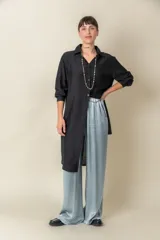 Camisa larga lisa color negro, de seda, que se puede usar como camisa o túnica.