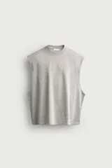 Musculosa de algodón color gris melange, con corte holgado, cuello redondo y sisas amplias.