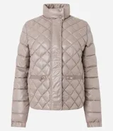 Campera Marfinno de cuello alto con cierre frontal, bolsillos laterales y diseño capitoneado con efecto acolchado.