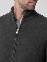 Sweater de punto color gris oscuro, con cuello alto y cierre frontal completo. Presenta un tejido texturizado en el cuerpo y mangas lisas.