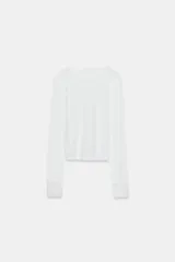 Top de manga larga color blanco, confeccionado en algodón, con cuello redondo y detalle de puños combinados en encaje.