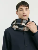 Gabardina con capucha de corte recto y largo medio. Cuenta con cierre frontal engomado, cartera con botones a presión, bolsillos laterales y tejido repelente al agua y al viento.