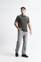 Remera polo de manga corta con textura tipo waffle, color marrón, con cuello clásico y logo bordado en el pecho.