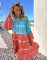 Vestido camisero corto con estampado batik en tonos turquesa y terracota con detalles dorados, cuello mao y mangas 3/4 acampanadas.