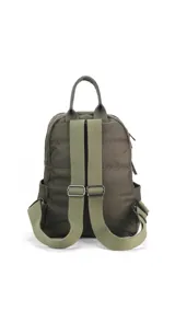 Mochila capitoneada color verde oscuro de nylon, con apertura superior con cierre y tiradores metálicos, bolsillos internos, bolsillo con cierre metálico al frente, correa corta de mano y correas de galón regulables para colgar en la espalda.