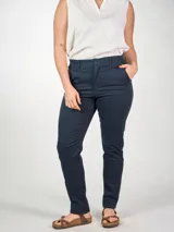 Pantalón de vestir azul marino, de corte slim, tiro alto, de gabardina elastizada. Bolsillos traseros falsos.