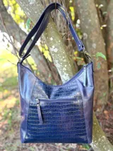Bolso shopper de cuero vacuno color azul marino, con diseño hobo, panel frontal en relieve efecto croco brillante, bolsillos externos con cierre y correa ancha ajustable.