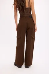 Pantalón estilo cargo de corte recto, con bolsillos laterales tipo cargo y diseño funcional.