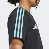 Remera negra de algodón con cuello redondo y mangas cortas. Presenta el logo de Adidas en blanco y el logo de Mercedes - AMG Petronas Formula One Team en blanco y celeste en el pecho. Tiene tres rayas celestes en los hombros.