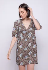 Vestido corto con estampado floral, escote en V y mangas abullonadas.