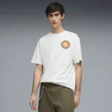 Remera de corte relajado color blanco, con cuello redondo y manga corta. Presenta un estampado gráfico en el pecho que representa un sol con el logo de Puma en el centro.