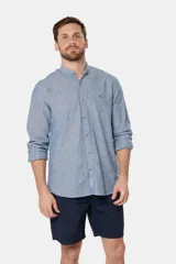 Bermuda de baño verde militar lisa, con cintura elástica y cordón ajustable.