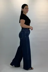 Pantalón wide leg de jean azul oscuro con costuras frontales marcadas y aberturas en los bajos.