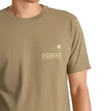 Remera de manga corta Roark color verde militar, con cuello redondo y pequeño estampado gráfico en el pecho.