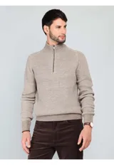 Sweater de punto acanalado en color beige, con cuello alto y cierre frontal parcial. Presenta mangas largas con puños ajustados y diseño de corte clásico.