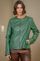 Campera de cuero color camel, con cierre frontal, cuello redondo y detalle de tachas metálicas en el escote y bolsillos laterales.