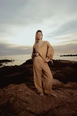 Pantalón babucha color ocre con estampado de flores pequeñas, corte holgado y cintura elástica.