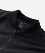 Campera bomber negra para hombre, confeccionada en poliéster con cierre frontal de cremallera, cuello, puños y dobladillo elásticos acanalados, y bolsillos laterales.