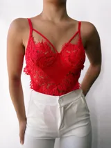 Body de encaje rojo con breteles finos y escote en V.