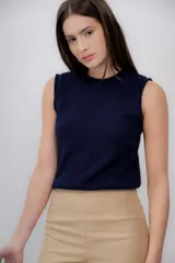 Chaleco azul de tejido de punto, confeccionado en 100% baby alpaca.