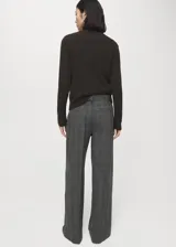 Pantalón de vestir estilo oxford de tiro medio, color gris oscuro con diseño de cuadros sutiles, corte recto amplio en las piernas y bolsillos laterales.