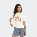 Remera blanca Reef de corte regular fit, con estampa frontal de diseño tropical que incluye palmeras, atardecer y texto.