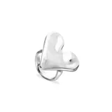 Anillo de aleación de metales con baño de plata de ley, presenta un diseño de corazón voluminoso con acabado brillante.