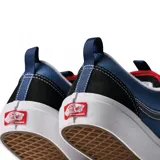 Championes Vans modelo Skate Old Skool 36+, con diseño de caña baja, confeccionados en una combinación de lona azul y gamuza negra. Presentan la clásica banda lateral, cordones blancos, suela de goma blanca y detalles en rojo en la lengüeta.
