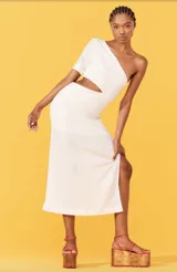 Vestido midi blanco de Animale Jeans, con un hombro descubierto, manga corta y abertura en la pierna.