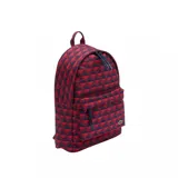 Mochila Lacoste Neocroc de color rojo y azul con estampado geométrico en 3D. Cuenta con un compartimento principal con cierre de doble cursor, un bolsillo frontal con cierre y tiradores de cordón, asa superior de mano y el clásico logo del cocodrilo bordado en la parte inferior.