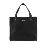Cartera tipo tote bag de cuero sintético negro con textura soft, formato cuadrado, doble asa corta de mano y correa larga ajustable con inscripciones de la marca. Incluye detalles metálicos plateados y logo impreso en el frente.