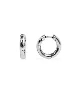 Par de aros tipo argolla plateados con cierre a presión y detalle de estrellas grabadas.