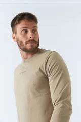 Remera básica de hombre color blanco, de manga larga y escote redondo, con logo y arte estampado en el pecho que dice "NEVER STOP EXPLORING Established in Torino, Italy. Since 1971".