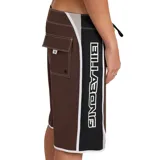 Short de baño Billabong modelo Spec Dbah Bio Wave, de color marrón con detalles en blanco y negro en los laterales, cintura fija con cordón de ajuste y costuras reforzadas.