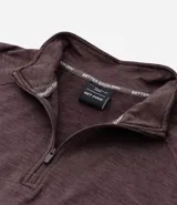 Remera deportiva térmica de manga larga color negro, con cuello alto y cremallera frontal. Presenta sisas raglán y recortes, sin estampado.