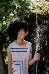 Vestido corto sin mangas con estampado a rayas verticales en tonos pastel.