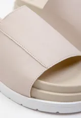 Sandalia de símil cuero color negro, con plataforma de 5,5 cm de alto y cinta ancha sobre la capellada.