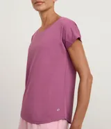 Remera deportiva Get Over de microfibra texturizada color rojo, con mangas cortas, cuello redondo y corte holgado.