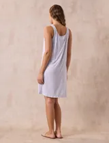 Camisón corto de tejido suave con estampado floral, escote redondo con botones y detalle plisado en la parte delantera.