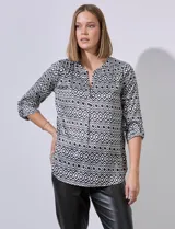 Blusa Ninety de gasa satén con cuello a la base y escote en V. Manga 3/4 regulable con presilla y botón. Estampado geométrico en blanco y negro.