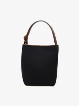 Bolso de hombro tipo bucket color crema, con detalles en cuero negro y herrajes dorados.