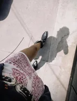 Bota corta estilo western de cuero color marrón, con taco cuadrado de 5 cm y diseño clásico. Presenta un acabado desgastado en la puntera y el talón.