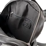 Mochila negra de cuero sintético con diseño liso, acceso con cierre, correa regulable y asas fijas. Cuenta con un compartimento principal, tres bolsillos externos con cierre y tres bolsillos internos (uno con cierre y dos abiertos).